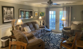Classic City 3 bedroom 2 bath condo with deck close to UGA, Five Points, and Memorial Park in Athens